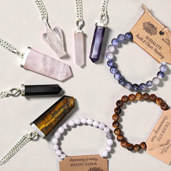 Rokassprādzes, kuloni no dabīgiem akmeņiem