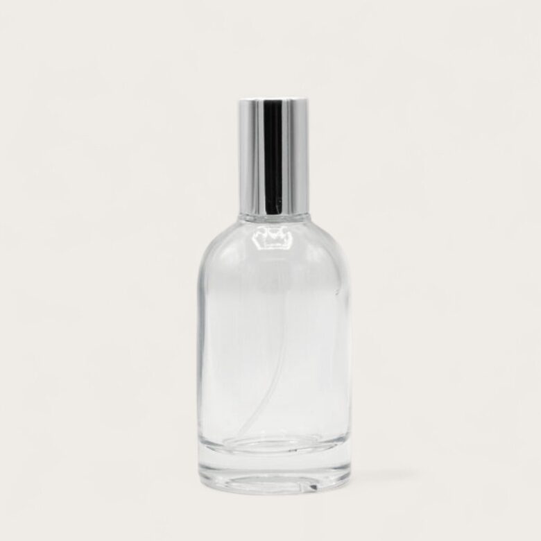 Stikla pudelīte ar sudraba krāsas izsmidzinātāju un plastikāta vāciņu 50 ml