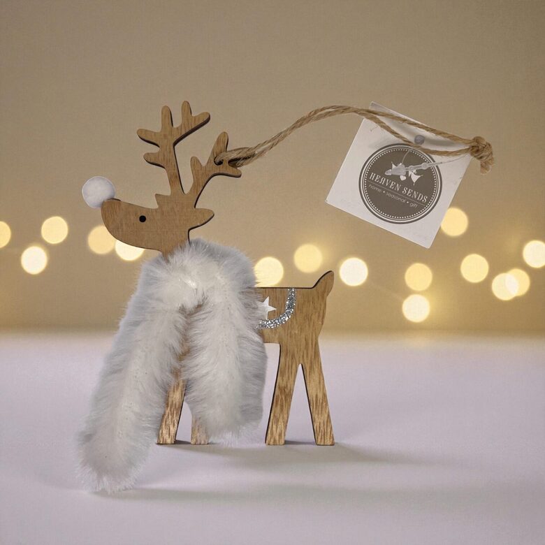 Dekors - briedis (koka) ar baltu šalli