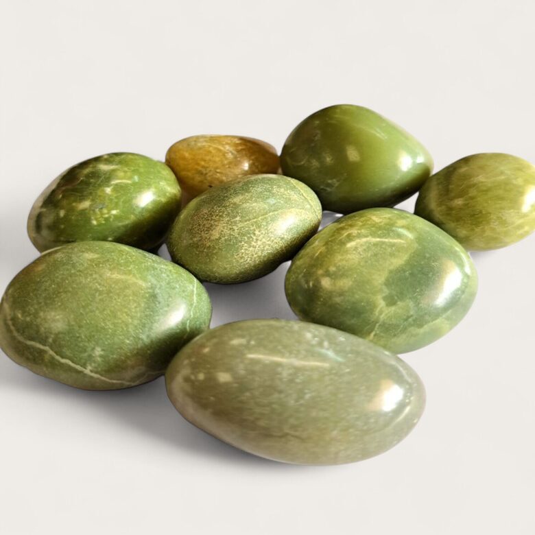 Džadeīts ( nefrīts) jaunais 1 gab