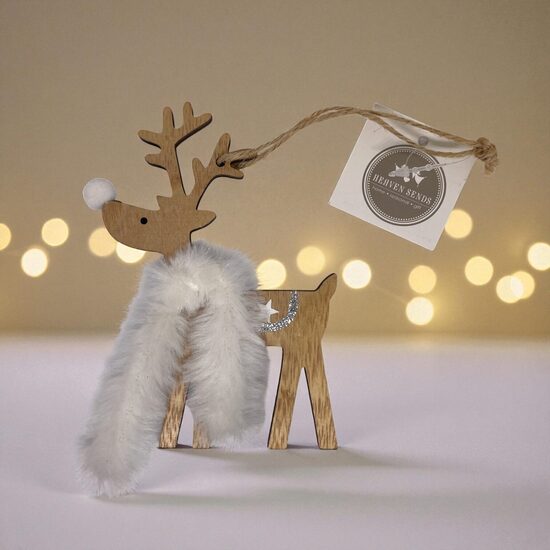 Dekors - briedis (koka) ar baltu šalli