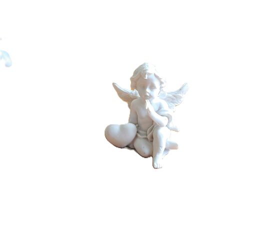 Eņģelis sēdošs ar sirsniņu